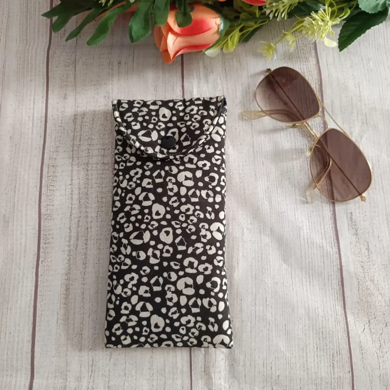 Funda de gafas de tela con cierre de solapa — Animal print negro