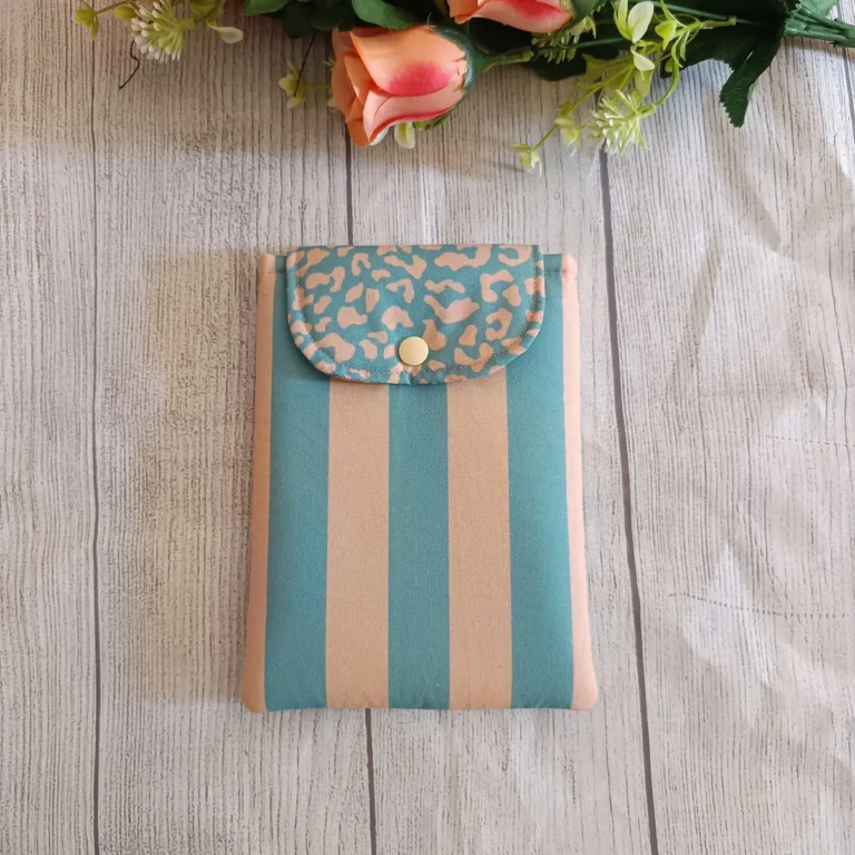 Funda de Kindle acolchada con solapa — Rayas turquesa