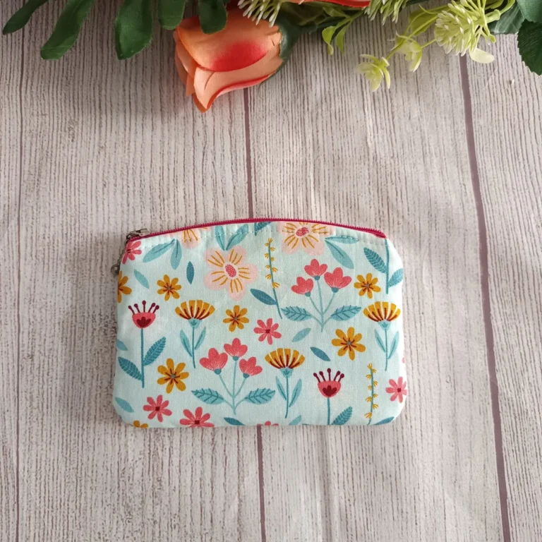 Monedero de tela para mujer – Modelo básico — Flores rosa y coral